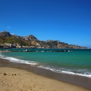 1280px-Giardini_Naxos_(49791143267) Giardini Naxos